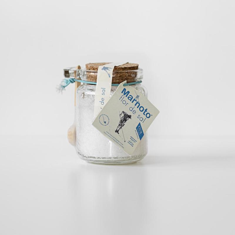 flor de sal em saleiro de vidro