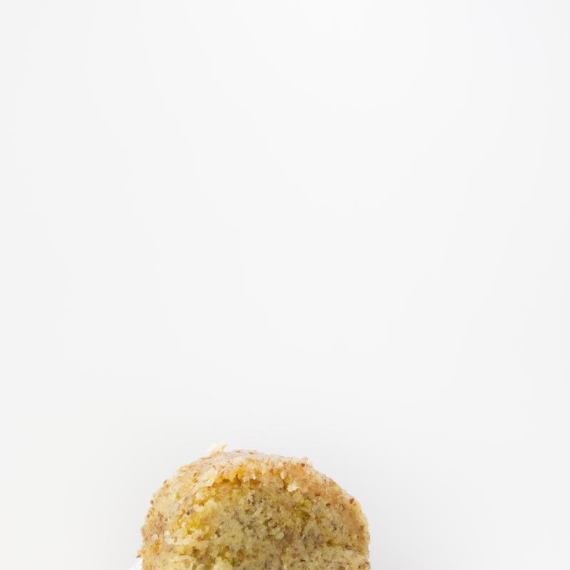TORTA DE AMÊNDOA COM RECHEIO DE OVOS MOLES